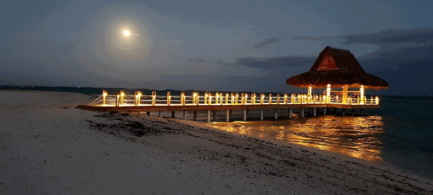 Gazebo de bodas iluminado sobre un muelle en el mar, The Westin Puntacana